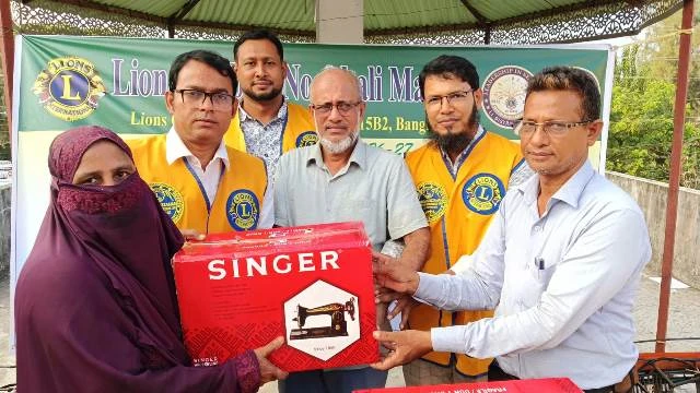 নোয়াখালীতে অসহায় নারীদের স্বাবলম্বী করতে সেলাই মেশিন বিতরণ