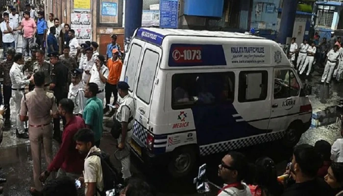 কলকাতায় পূজামণ্ডপ ভেঙে প্রাণ গেল ১৯ জনের