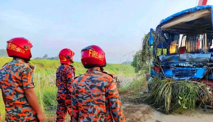 মাওয়া এক্সপ্রেসওয়েতে বাস খাদে, ৩ জনের প্রাণহানী