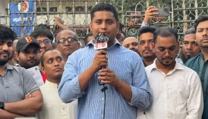 ‘মন খারাপ করার অধিকারও আপনার নেই, বললে বাড়ি থেকে তুলে নিয়ে যাবে’