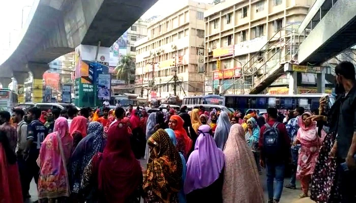 মিরপুরে পোশাক শ্রমিকদের সড়ক অবরোধ,যান চলাচল ব্যাহত