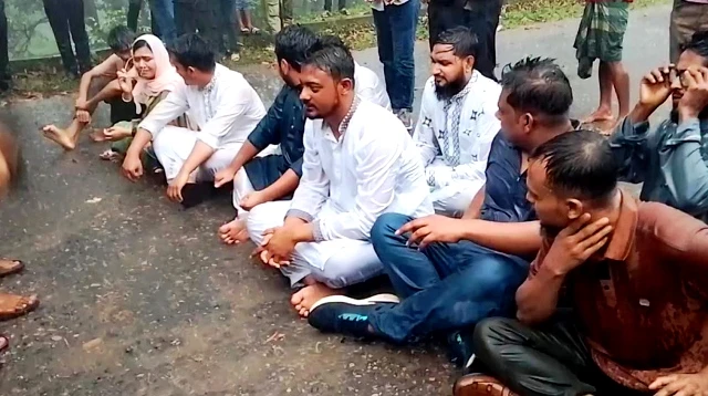 পুলিশের বাধা পেয়ে সড়কে বসে পড়লেন এনসিপি নেতারা