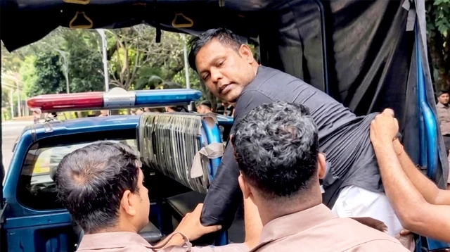 ৩২ নম্বরে ফুল দিতে এসে আটক কে এই যুবক