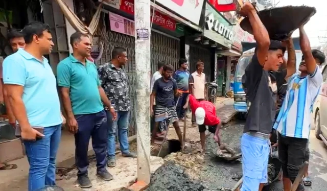 পাবনা শহরে জলাবদ্ধতা নিরসনে ড্রেন পরিষ্কার অভিযান শুরু