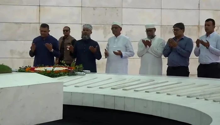 শহীদ জিয়া ও খালেদা জিয়ার কবরে নবনির্বাচিত রাষ্ট্রপতির শ্রদ্ধা