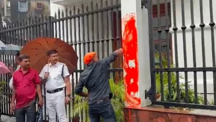 আনন্দবাজার পত্রিকা অফিসে হিন্দুত্ববাদীদের হামলা