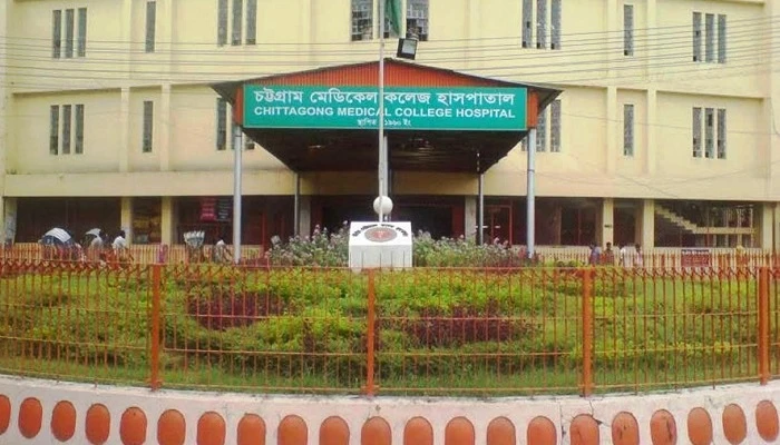 চট্টগ্রামে কাভার্ডভ্যান ও মাইক্রোবাসের সংঘর্ষে নিহত বেড়ে ৪
