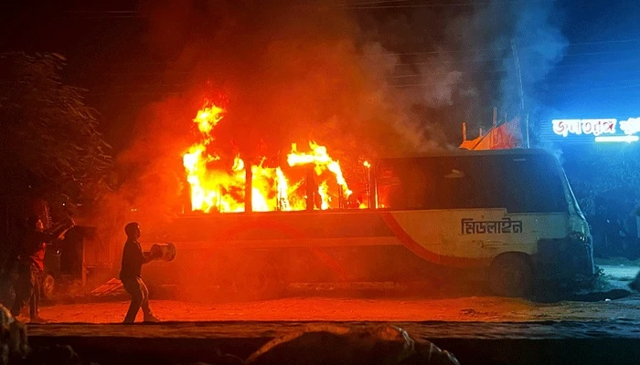 মোহাম্মদপুরে পার্কিং করা বাসে আগুন