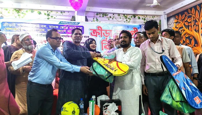 মাদক রুখতে ৭৫ প্রতিষ্ঠান-সংগঠনে ক্রীড়া সামগ্রী বিতরণ