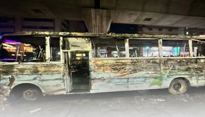 মিরপুরের পর এবার মধ্য বাড্ডায় স্টাফ বাসে আগুন