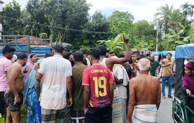 পাবনায় ট্রলির সাথে সংঘর্ষে প্রাণ গেল ভ্যান চালকের