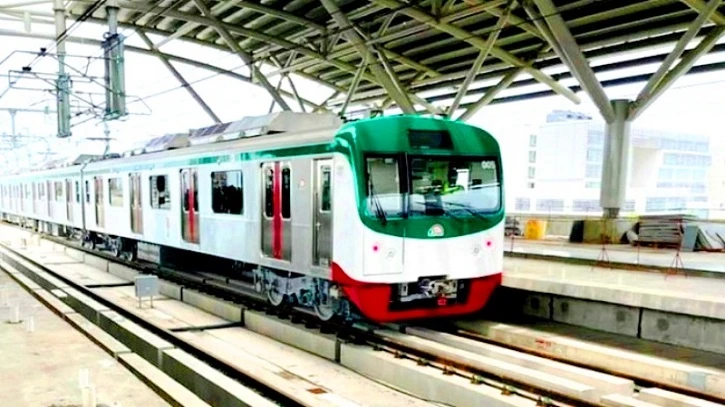 হঠাৎ চলন্ত মেট্রোরেলের খুলে গেল দরজা