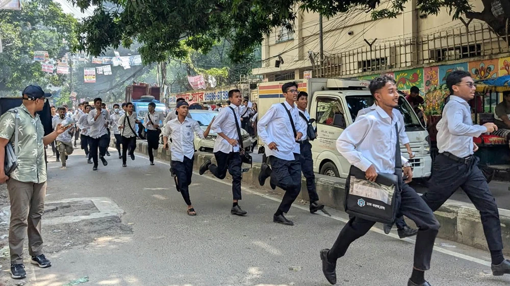 ঢাকা কলেজ ও আইডিয়াল কলেজের শিক্ষার্থীদের মধ্যে ভয়াবহ সংঘর্ষ