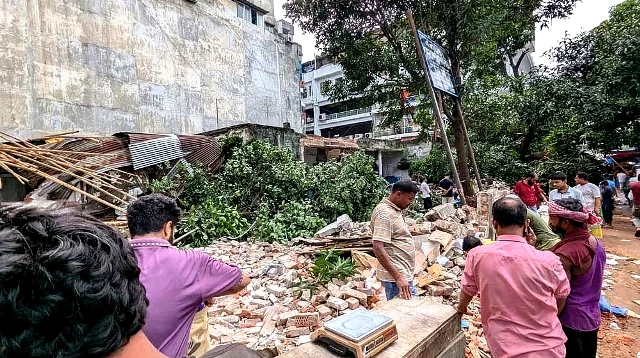 মিরপুরে স্বাস্থ্যকেন্দ্রে তাণ্ডব: দুই ট্রাক মালামাল উদ্ধার, গ্রেপ্তার ৯