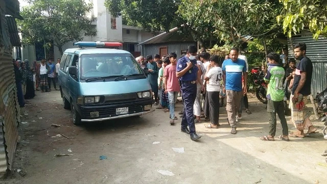 পাবনায় নিজ ঘরে ফ্যানের সাথে ঝুলছিল প্রবাসীর স্ত্রীর মরদেহ