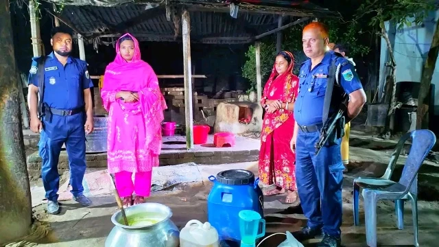 ব্লিচিং পাউডার, জেল ও পামওয়েল দিয়ে তৈরি হচ্ছিল নকল দুধ!