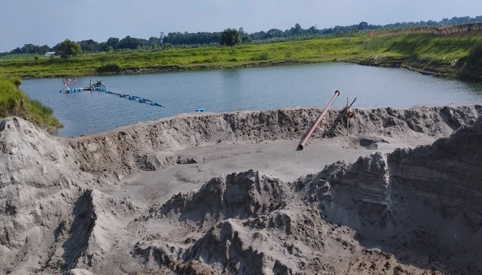 পাবনায় থামছে না ড্রেজারে মাটি কাটা, ঝুঁকিতে বসতবাড়ি