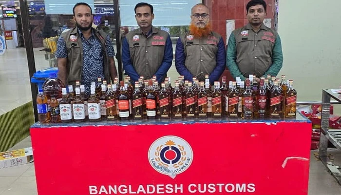 শাহজালালে দুই যাত্রীর ব্যাগে মিলল ৮১ লিটার বিদেশি মদ