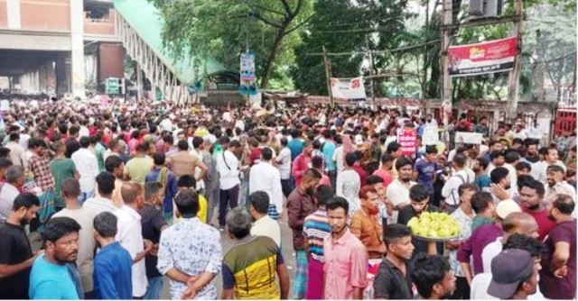 প্রেসক্লাবের সামনে অটোরিকশা চালকদের অবরোধ