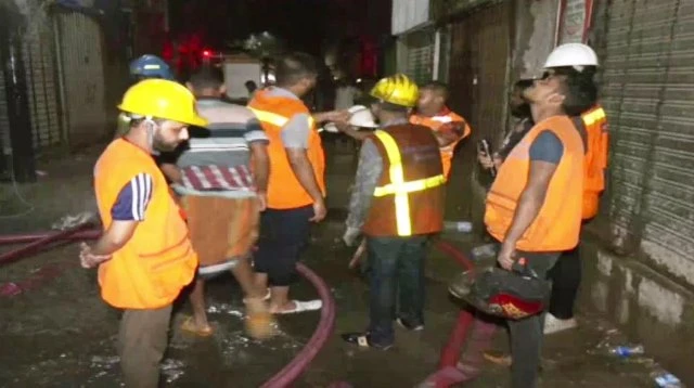 চকবাজারের আগুন ৯ ঘণ্টা পর নিয়ন্ত্রণে, শতকোটি টাকা ক্ষতির দাবি
